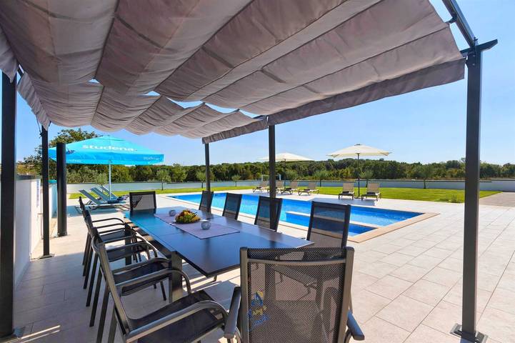 Modern 6-Br villa for 12+2 with pool close to Pula in Pula-Medulin, Pula