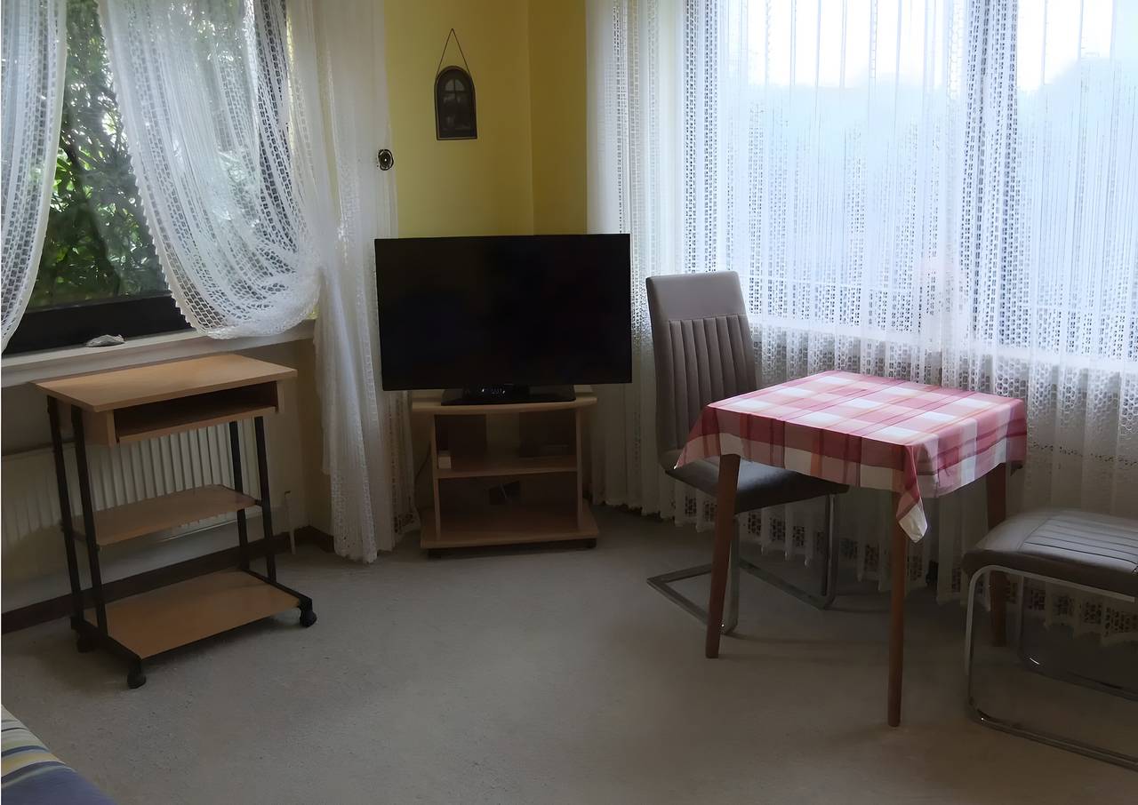 Zimmer 'Ferienwohnung Neuenrade' mit Gemeinschaftsterrasse, Gemeinschaftsgarten und Wi-Fi in Neuenrade, Märkischer Kreis