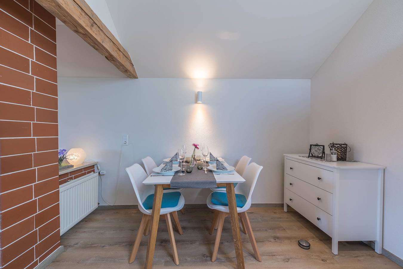 Ganze Wohnung, Moderne Ferienwohnung "Linde" mit Blick auf den See, Bergblick, Garten & Terrasse in Tachinger See, Taching am See