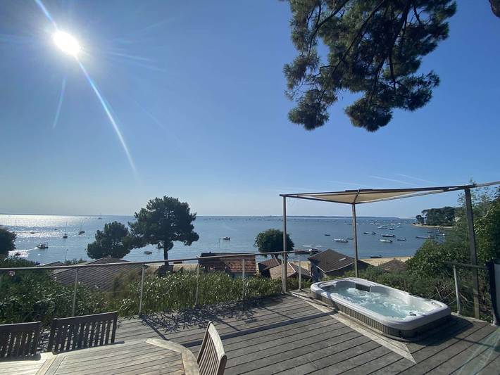 Villa for 12 people, with hot tub and terrace as well as garden in Cap Ferret