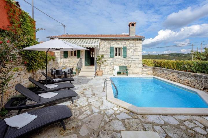 Location de vacances pour 6 personnes, avec piscine, animaux acceptés à Tinjan