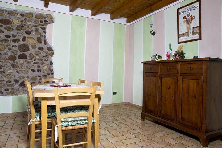 Privatzimmer für 4 Personen, mit Balkon und Terrasse sowie Garten und Ausblick in Monzambano - 3