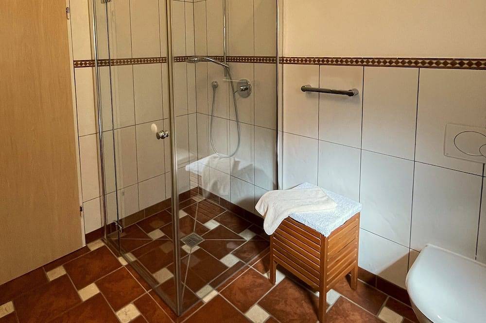 Ganze Wohnung, Zum Fröhlich. Ruhige und sehr schöne Ferienwohung mit großem Garten, Carport in Großweil, Das Blaue Land