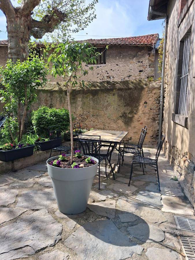 Location de vacances pour 6 personnes, avec vue ainsi que terrasse et jardin à Saint-Germain-Lembron - 3