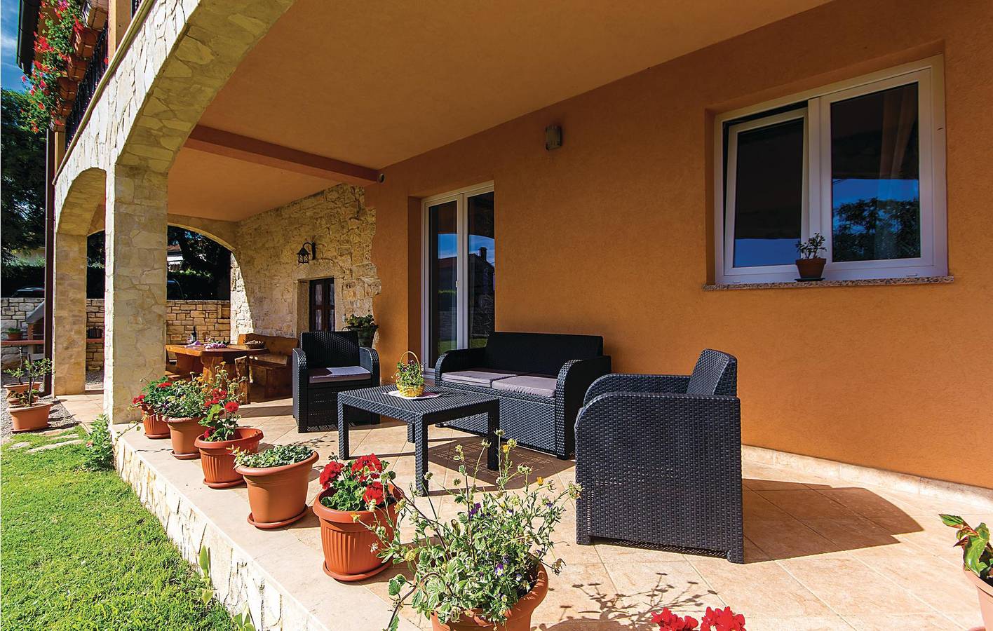 Ganze Ferienwohnung, Gemütliche 2-Zimmer-Wohnung mit Terrasse und Parkplatz in Butkovići, 1 km vom Stadtzentrum entfernt in Marčana, Südküste Istrien