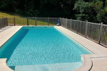 Gîte pour 6 personnes, avec terrasse ainsi que piscine et jardin à Proissans
