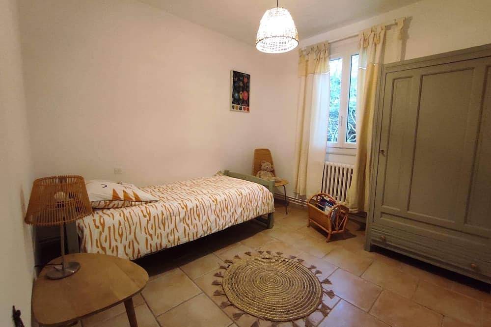 Pretty villa near Avignon and the Pont du Gard with a view of the village of Tavel in Tavel, Region de Nimes
