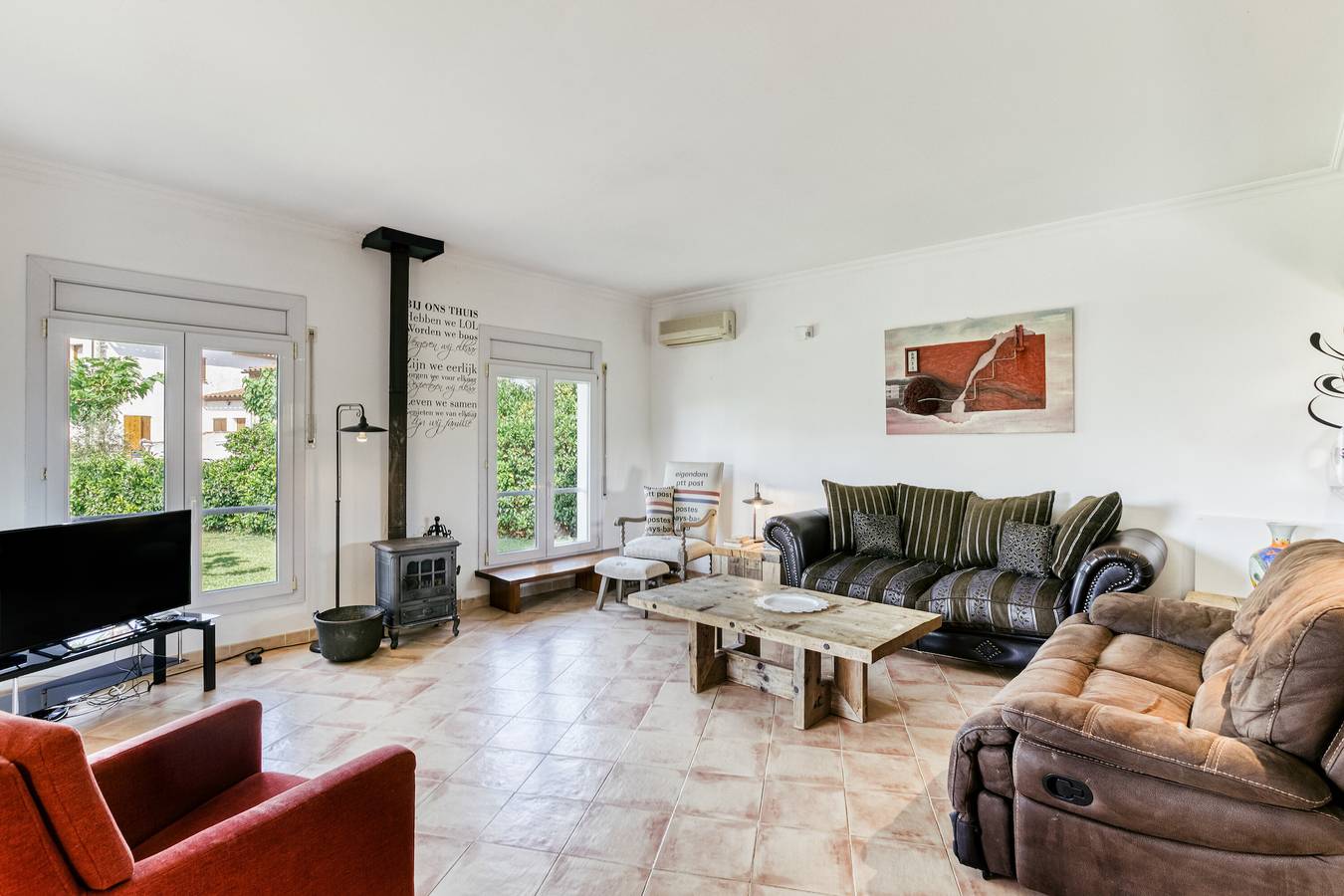 Villa 'Casa Flores' with Mountain View, Shared Pool and Wi-Fi in Vilacolum, Torroella de Fluvià