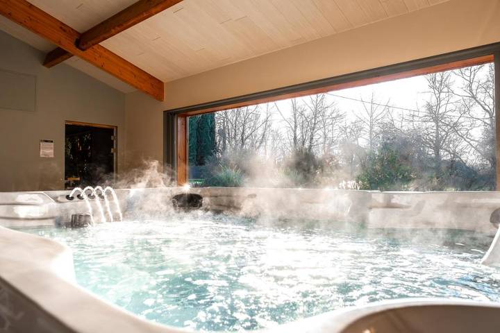 Chambre d’hôte pour 4 personnes, avec Terrasse et Jacuzzi ainsi que Jardin et Piscine