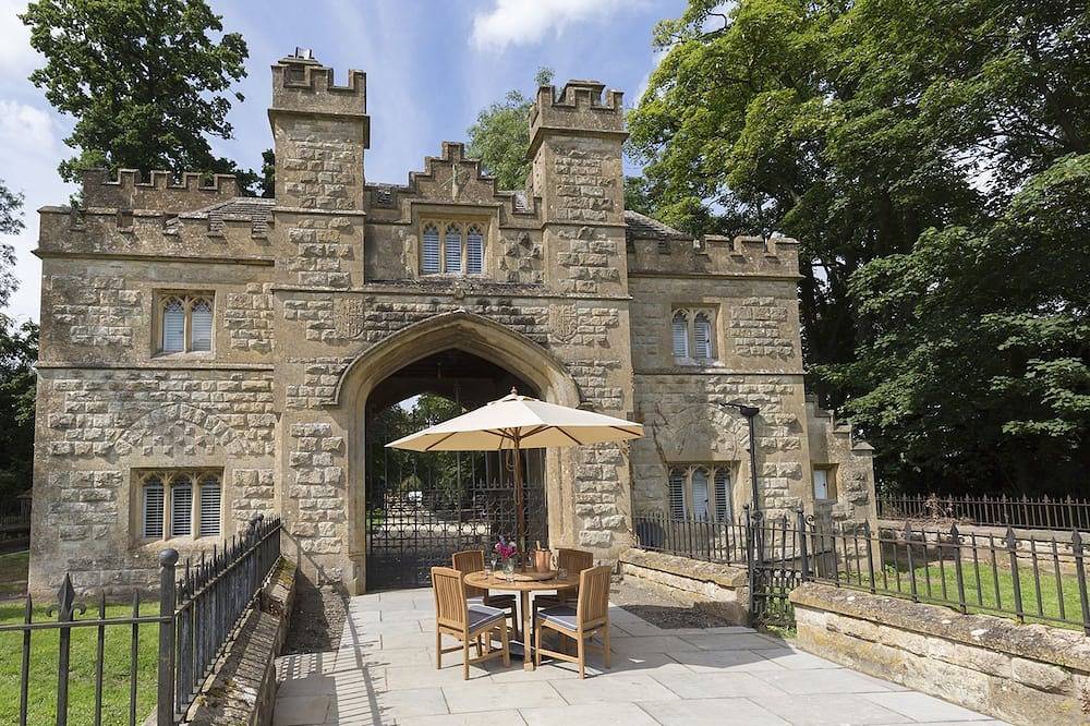 Castle Gatehouse -  a sudeley castle cottage that sleeps 4 guests  in 2 bedrooms in Winchcombe, Gloucestershire