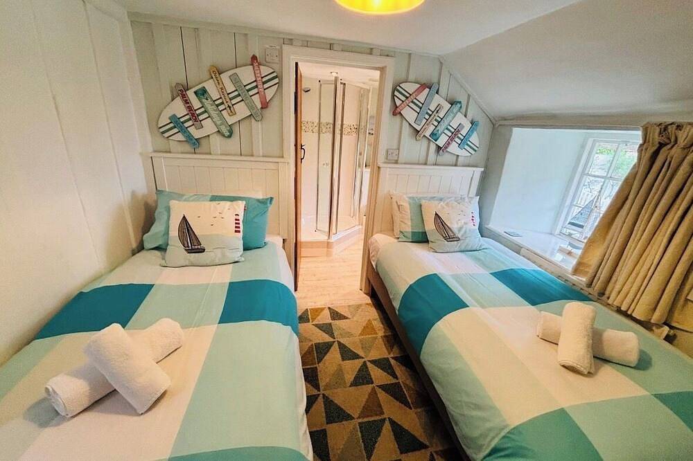 Charming  Listed Thatched Cottage with parking and short walk to sandy beach . in Crantock, Cornwall