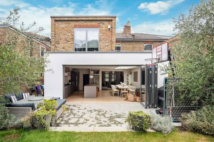 Holiday rental for 9 people, with garden in London
