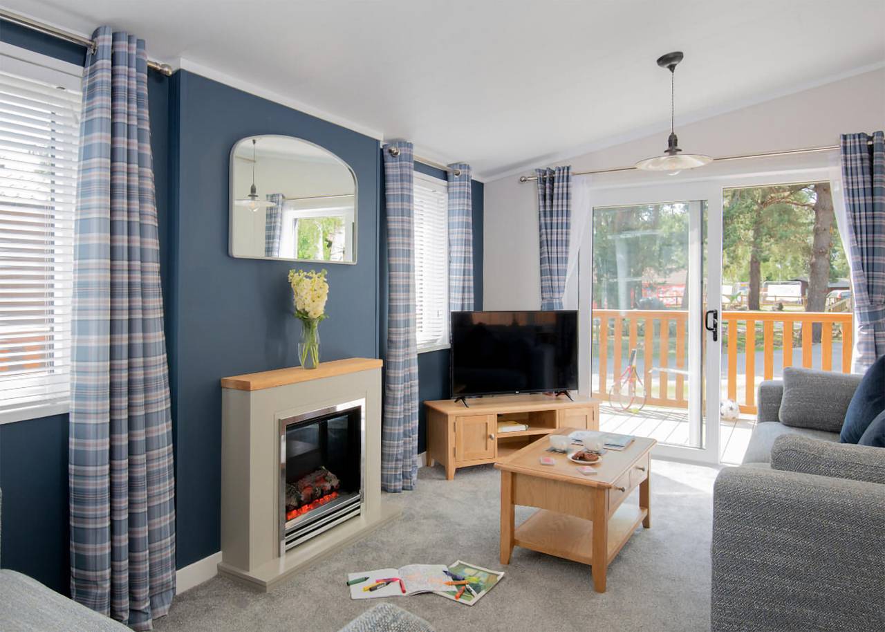 Deluxe Lodge, parking, ensuite, decking & hot tub in Skegness, Lincolnshire