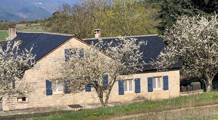 Gîte pour 6 personnes, avec jardin et terrasse à Montbrun