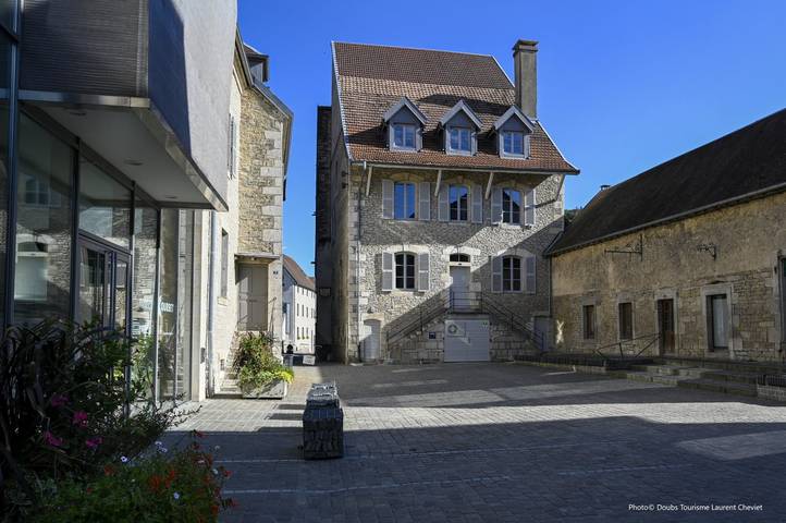 Gîte pour 15 personnes, avec terrasse et jacuzzi