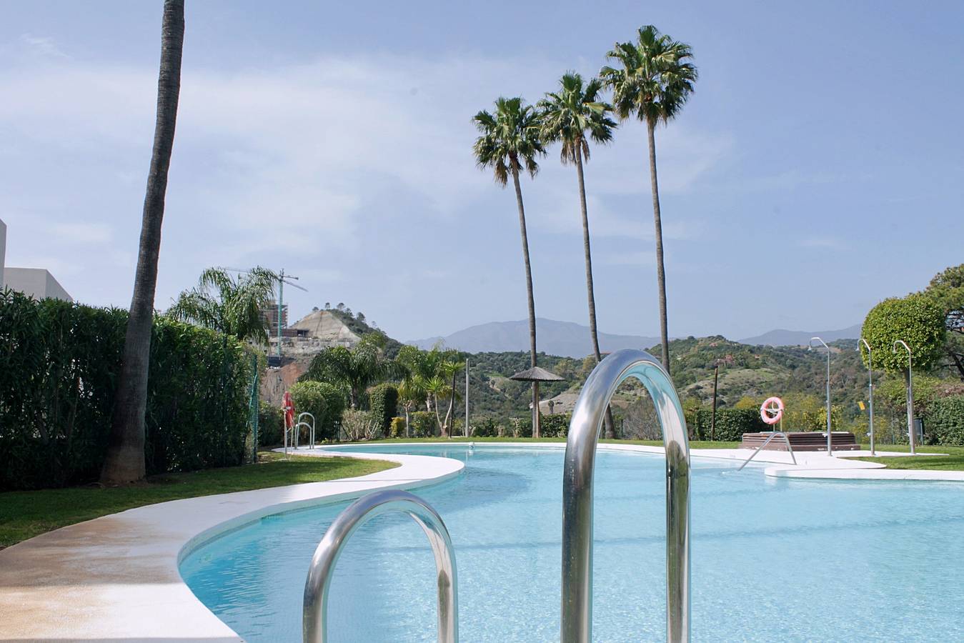 Geheel appartement, Tuinappartement. Golf aan zee in Estepona in La Resina, Estepona