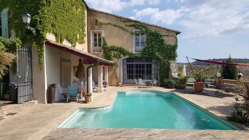 Gîte pour 4 personnes, avec piscine et jardin ainsi que vue et terrasse à Plaissan