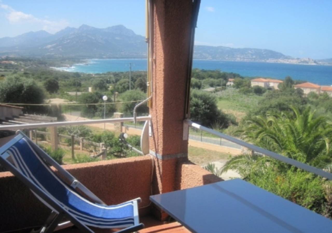 Appartement entier, Appartement 'La Terrazza Sulla Baia Di Calvi' avec vue sur la mer, terrasse privée et jardin privé in Lumio, Région de Calvi