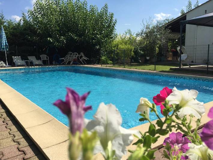 Maison de vacances pour 6 personnes, avec Balcon et Terrasse ainsi que Jardin et Piscine