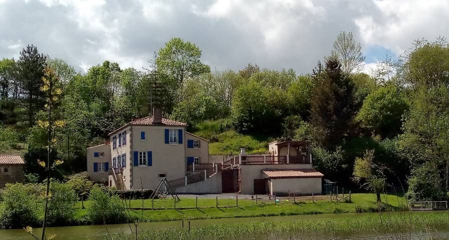 Location de vacances pour 15 personnes, avec jardin et jacuzzi, animaux acceptés à Sigournais