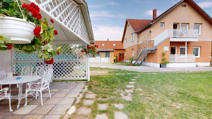 Ganze Ferienwohnung, Ferienwohnung mit Pool, Whirpool, Sauna und Badefass  in Balatonszabadi, Siófok und Umgebung