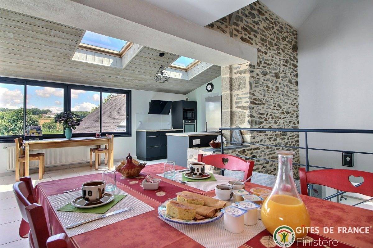 Charming B&B with Terrace & Garden, Near Port-Launay & Coastline in Châteaulin, Châteaulin region