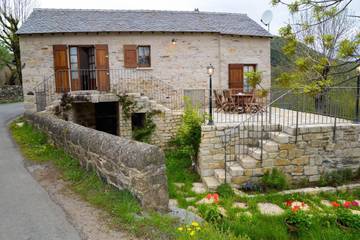Gîte pour 5 personnes, avec jardin à Le Pompidou