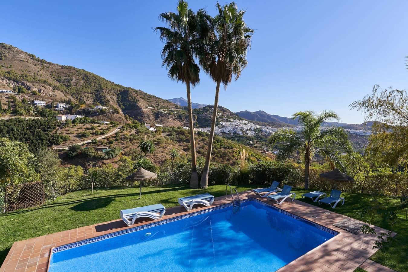 Gruppenvilla 14 mit Pool, Strand in 10 Minuten erreichbar in Frigiliana, Costa del Sol
