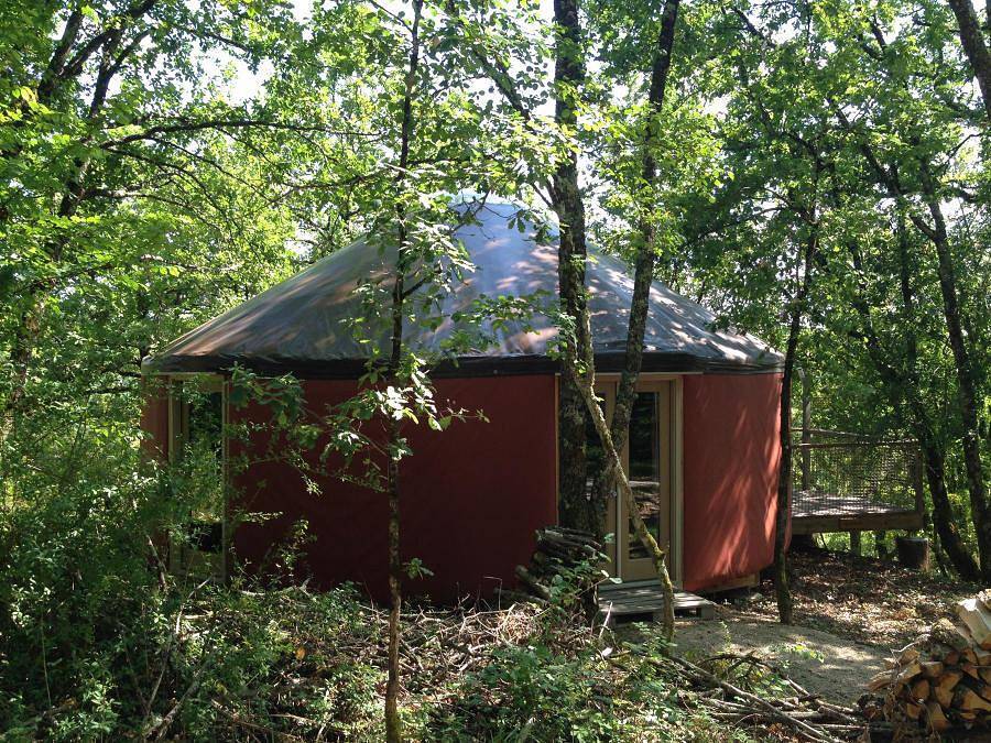 Camping Les Hauts d'Albas - Hébergement 2 personnes - Yourte moderne 2 personnes inclus possible 4 personnes en supplément auprès du camping in Albas, Lot