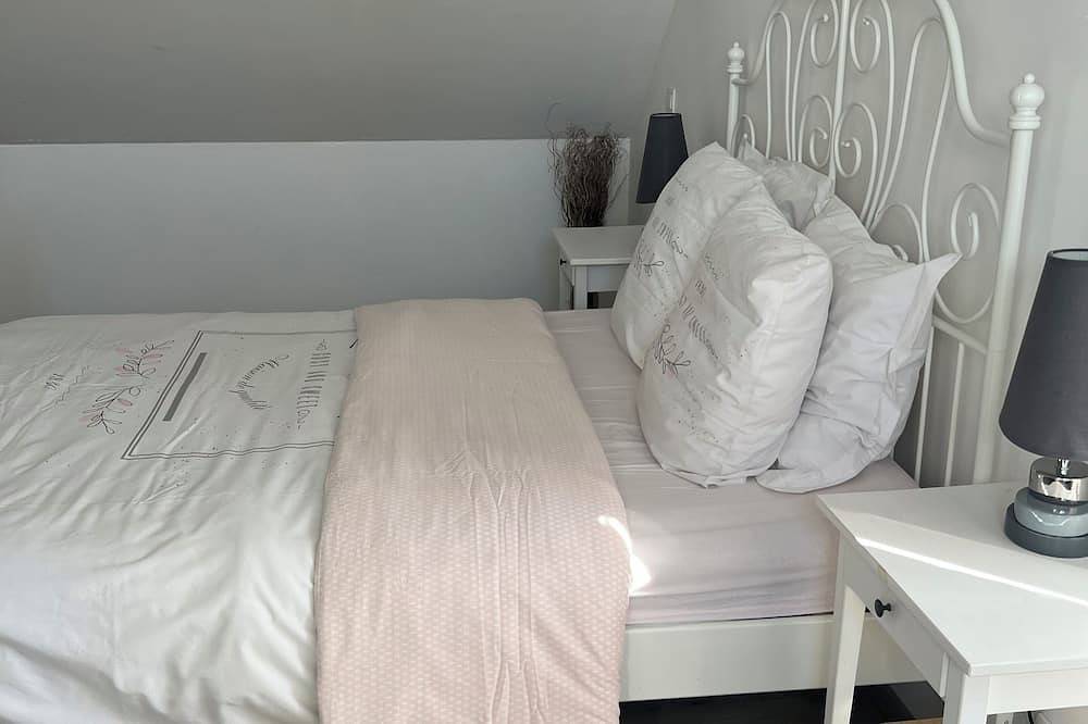 Une belle chambr, lumineus avec salle d’eau ensuite in Montlay-en-Auxois, Région de Montbard