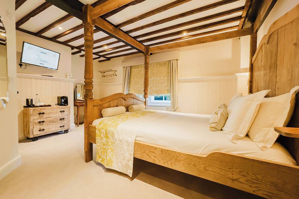Experience boutique comfort above The Powell pub in Birchington. Stylish en-suite rooms, luxury touches, and a vibrant pub below—perfect for business, couples, or families. Book your coastal escape today! in Birchington, Kent