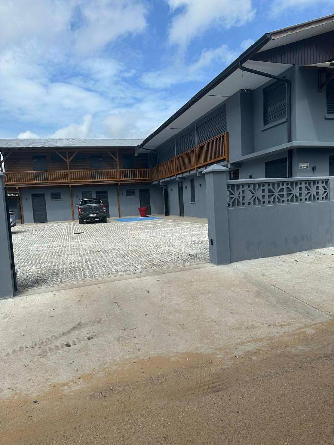 Gîte pour 2 personnes, avec terrasse ainsi que piscine et jardin dans Plage de Montabo - 4