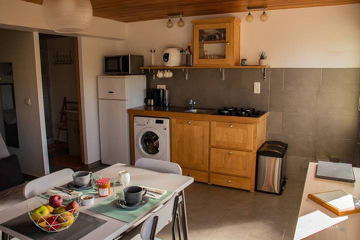 Gîte Les Acacias: private terrace, shared garden & Wi-Fi in Saint-Valery-sur-Somme