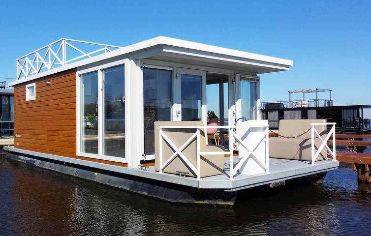 Woonboot voor 4 personen, with uitzicht op het meer and uitzicht as well as terras in Friesland