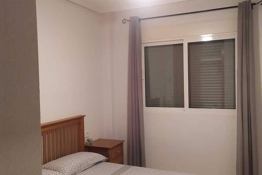 Entire apartment, Apartamento 2 dormitorios y gran patio an orillas del mar. Con piscina y parking in Cartagena, Costa Cálida