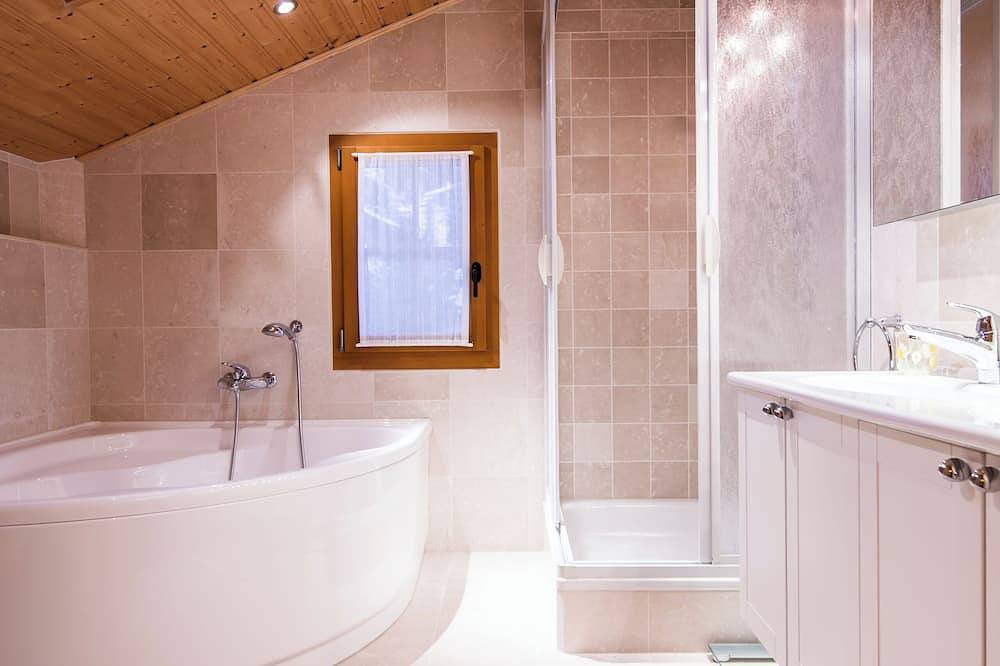 Fabulous chalet, stunning views , indoor jacuzzi, walking distance of ski lifts in Leysin, Alpes Vaudoises