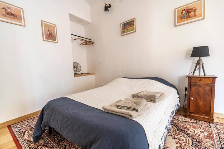 Location de vacances pour 8 personnes, avec vue et piscine ainsi que terrasse et jardin, animaux acceptés à Montvendre - 2