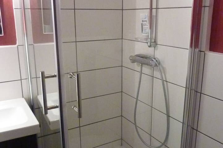 Ganze Wohnung, Zentrum Volksdorf,nur 350 zur Bahn, sehr gute Lage, ruhig in Volksdorf, Hamburg