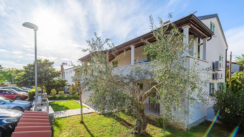Ferienwohnung für 10 Personen, mit Terrasse und Garten in Poreč
