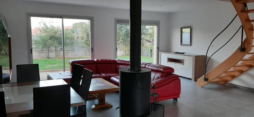 Location de vacances pour 6 personnes, avec jardin ainsi que terrasse et vue, animaux acceptés à Saint-Symphorien-sur-Coise