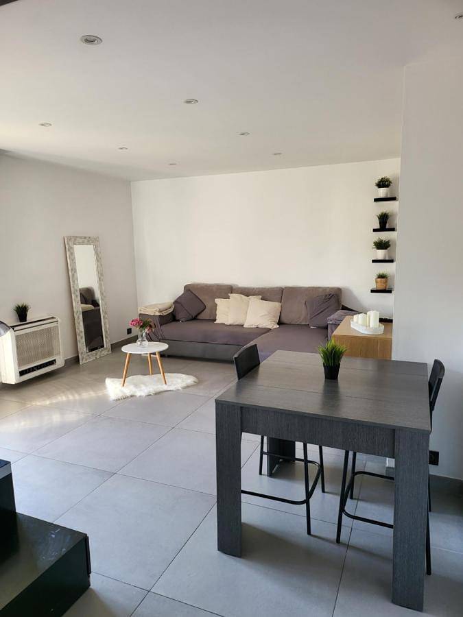Appartement entier, Charmant T2 55m2 4P [Circuit du Castellet /Plages] in Le Beausset, Côte méditerranéenne (France)