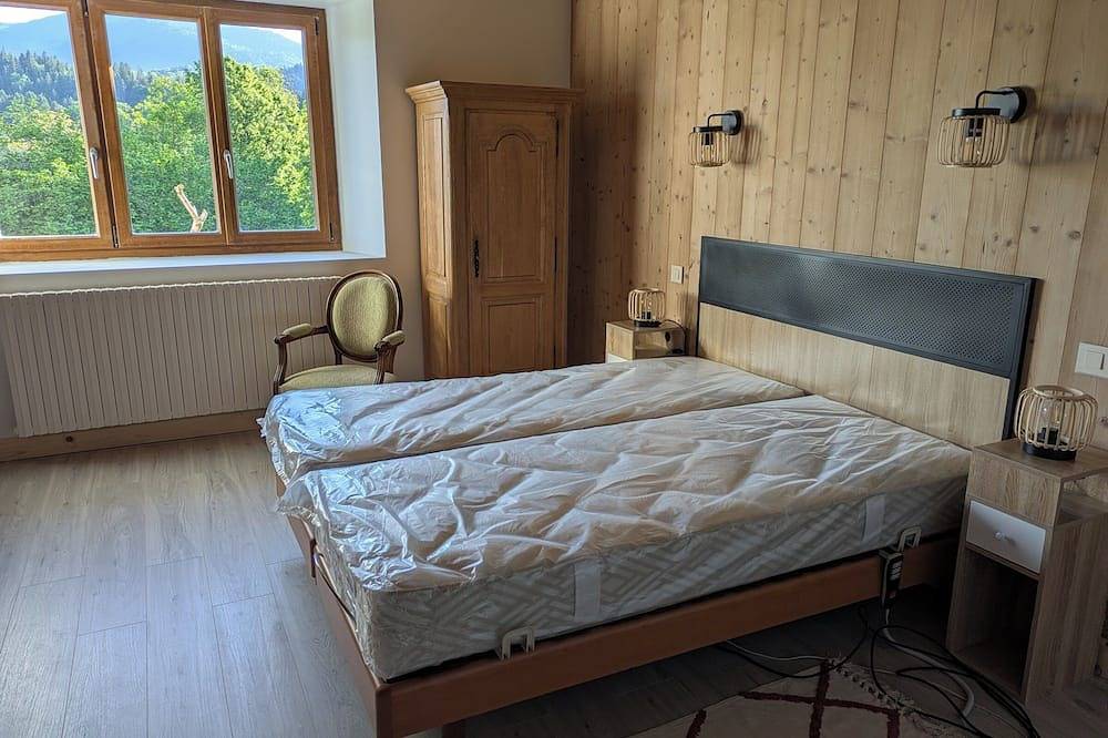 Ganze Wohnung, Large T4 garden apartment in a renovated farmhouse in a peaceful village. in Mieussy, Region Bonneville