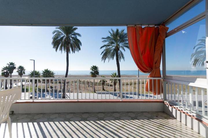 Gîte pour 5 personnes, avec Balcon et Terrasse ainsi que Piscine et Vue à Castelldefels - 2
