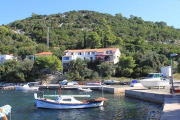 Maison d’hôte pour 2 personnes, avec terrasse dans Lastovo