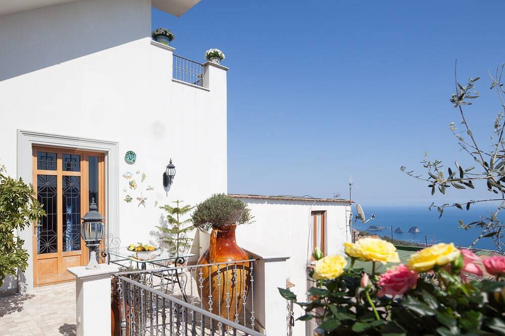 Ganze Wohnung, Flower Apartment - Küste von Sorrento, mit Meerblick, Pool, Garten, Parkplatz, Wifi in Torca, Neapel Provinz