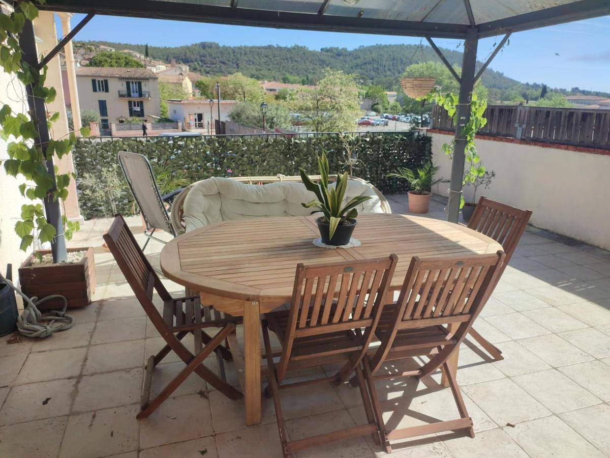 Appartement entier, Appartement provençal climatisé avec terrasse vue dégagée in Les Arcs (Var), Région de Draguignan