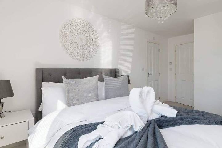 Ganze Wohnung, Spacious 2-Bedroom Home with Parking & Wi-Fi in Milton Keynes, Südostengland