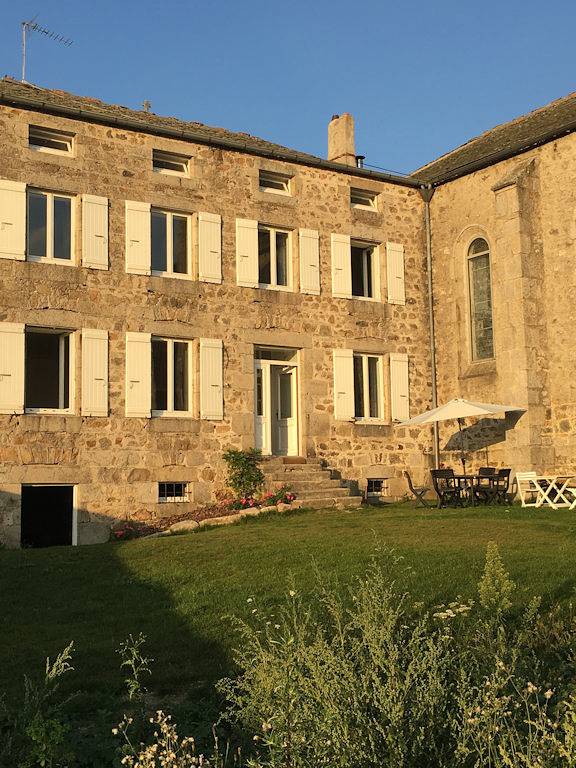 Gîte pour 12 personnes, avec jardin et terrasse dans Le Mas-de-Tence
