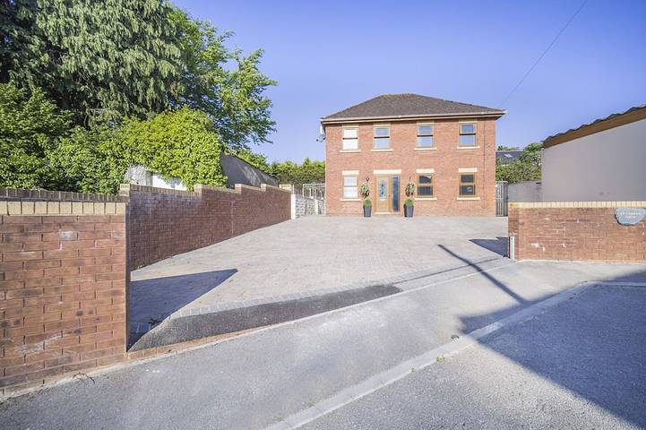 Holiday home for 12 people, with garden, with pets in Bridgend