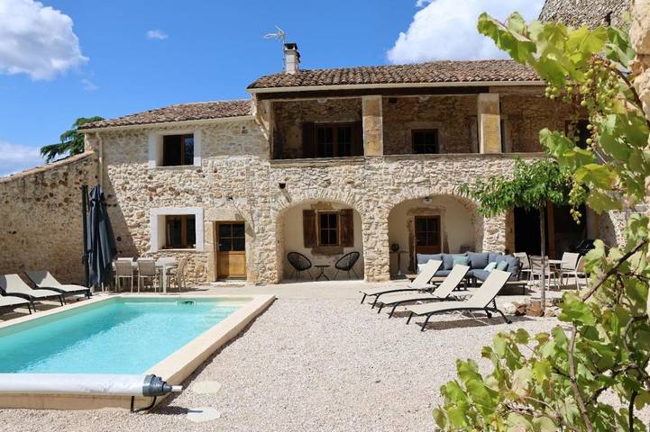 Location de vacances pour 8 personnes, avec jardin et piscine à Pougnadoresse